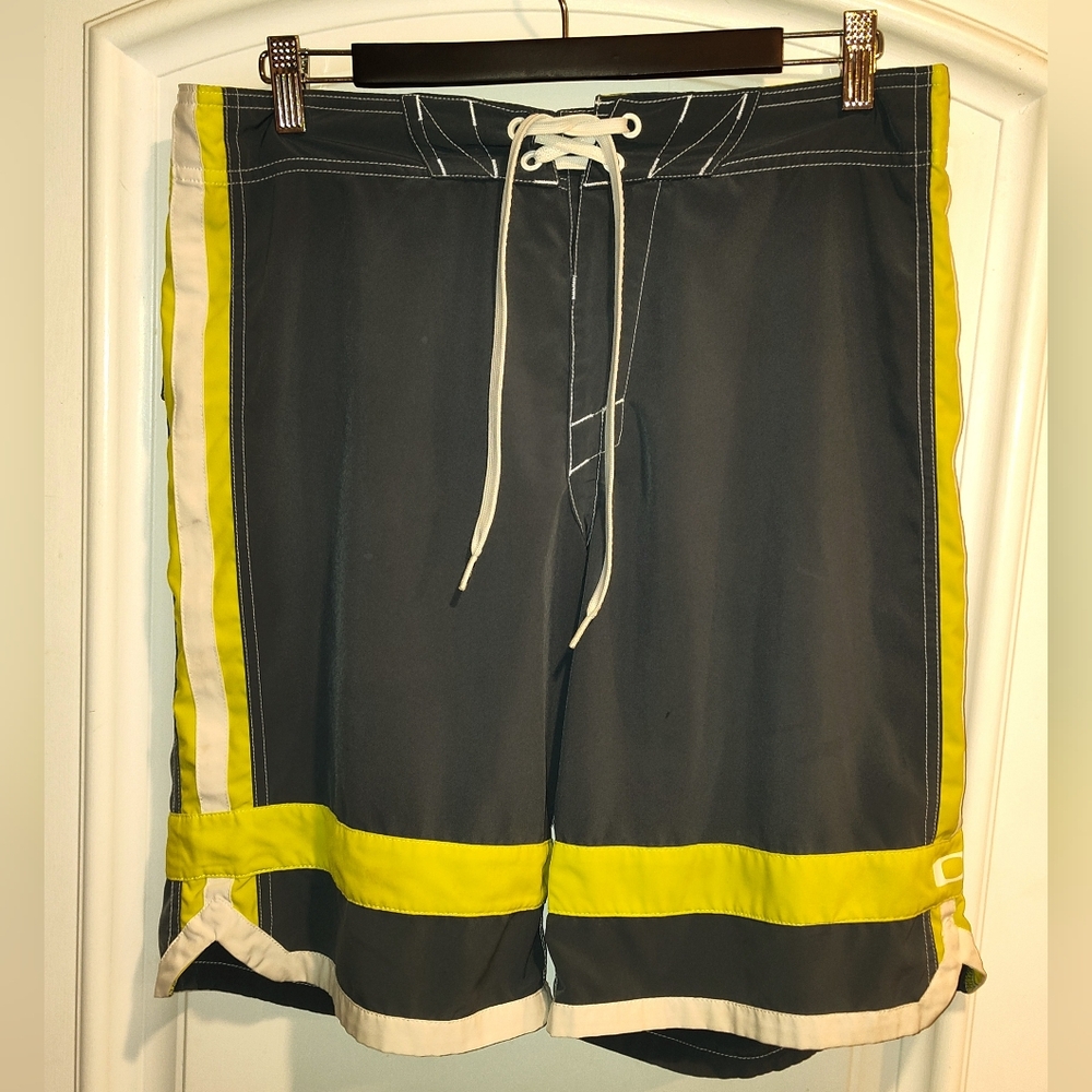 MEN'S OAKLEY GRAY / YELLOW & WHITE DRI-FI LIGHTWEIGHT ATHLETIC SHORTS WAIST  32"